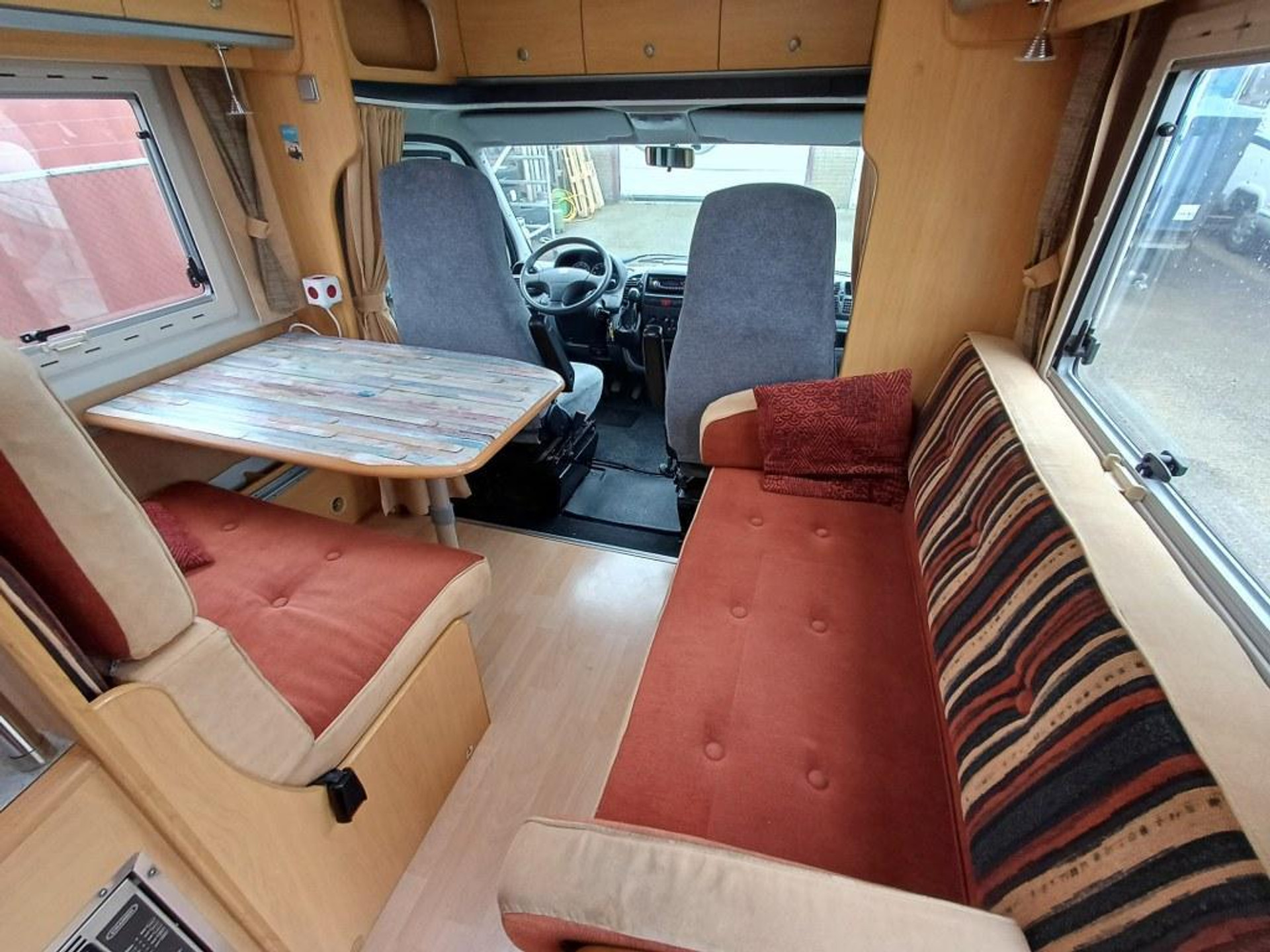 38112368-6.jpg